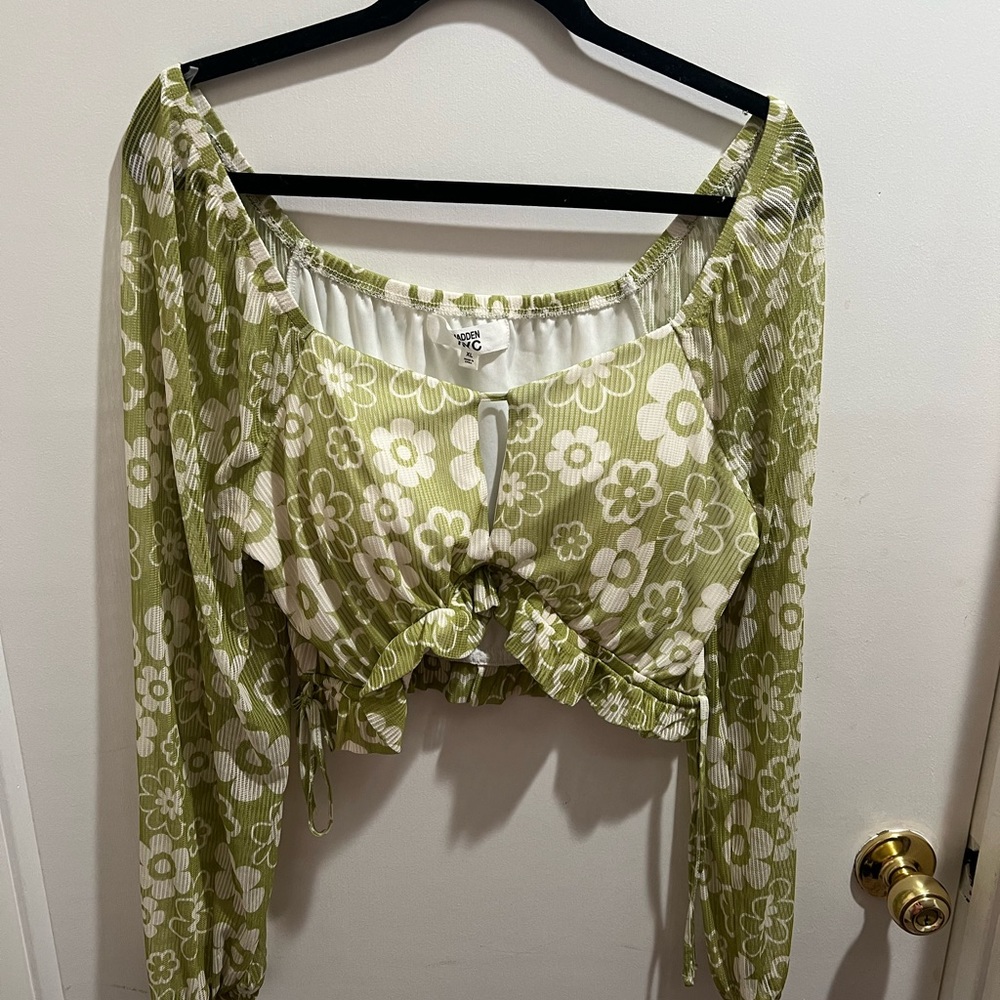 Beautiful Top - Picture 6 of 10